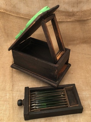 Cattaraugus Green Lizard Seven Day Shaving Stand Set in Wood Box - 2
