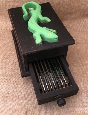Cattaraugus Green Lizard Seven Day Shaving Stand Set in Wood Box - 3