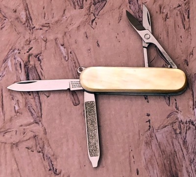 Victorinox Classic in Gold Lip Pearl