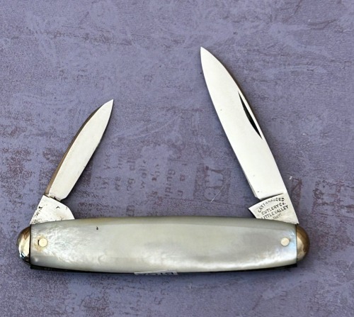 Cattaraugus Exhibition Pearl Two Blade Tip Bolster Equal End