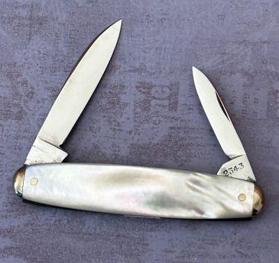 Cattaraugus Exhibition Pearl Two Blade Tip Bolster Equal End - 2